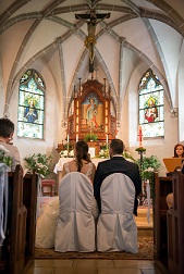 Ein Brautpaar vor dem Altar