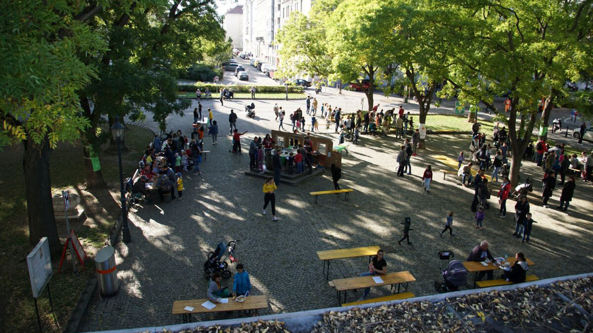 Blick von oben auf das Spielfest vor der Kirche Neufünfhaus