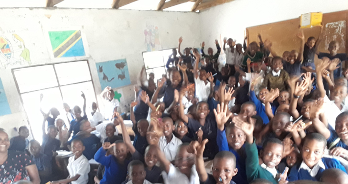 Eine fröhliche Schulklasse in Tansania