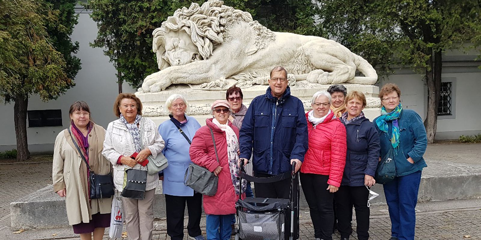 Die frauenrunde mit Pfarrer Georg vor dem Asperner Löwen