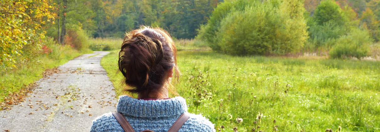 Eine Frau auf einem Wanderweg