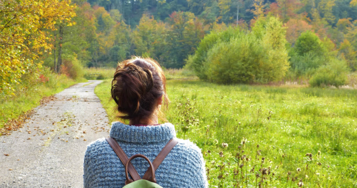 Eine Frau auf einem Wanderweg