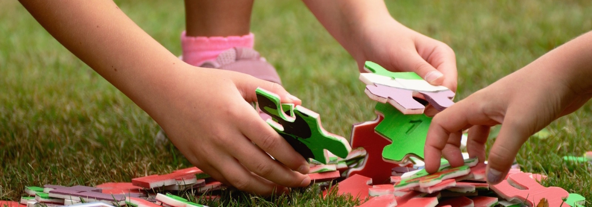 Kinder bauen ein Puzzle