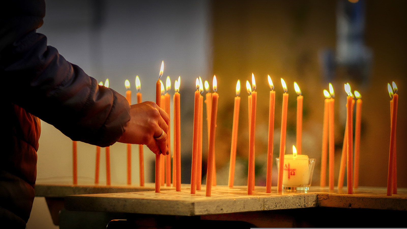 Brennende Kerzen in einer Kirche