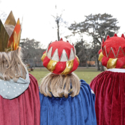 Eine Sternsigergruppe im Auer-Welsbach-Park