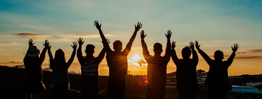 Jugendliche im Sonnenaufgang