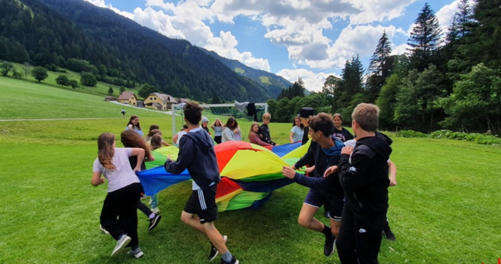 Kinder spielen auf einer Wiese