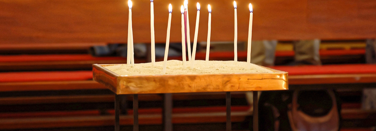 Geburtstagskerzen in der Kirche von Schönbrunn-Vorpark