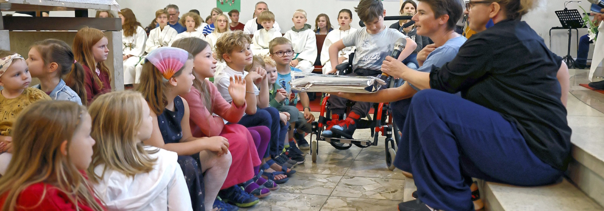 Kinder beim Schulstart-Gottesdienst 2023 lauschen einer Geschichte