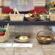 Erntedankkörbe vor dem Altar von Schönbrunn-Vorpark