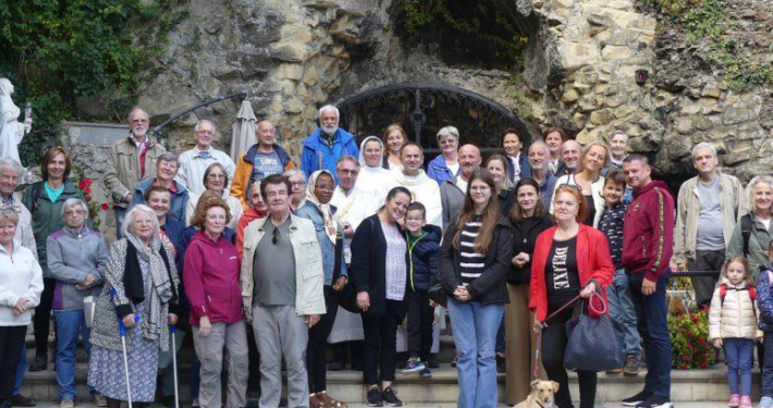 Die Wallfahrergruppe vor der Lourdesgrotte