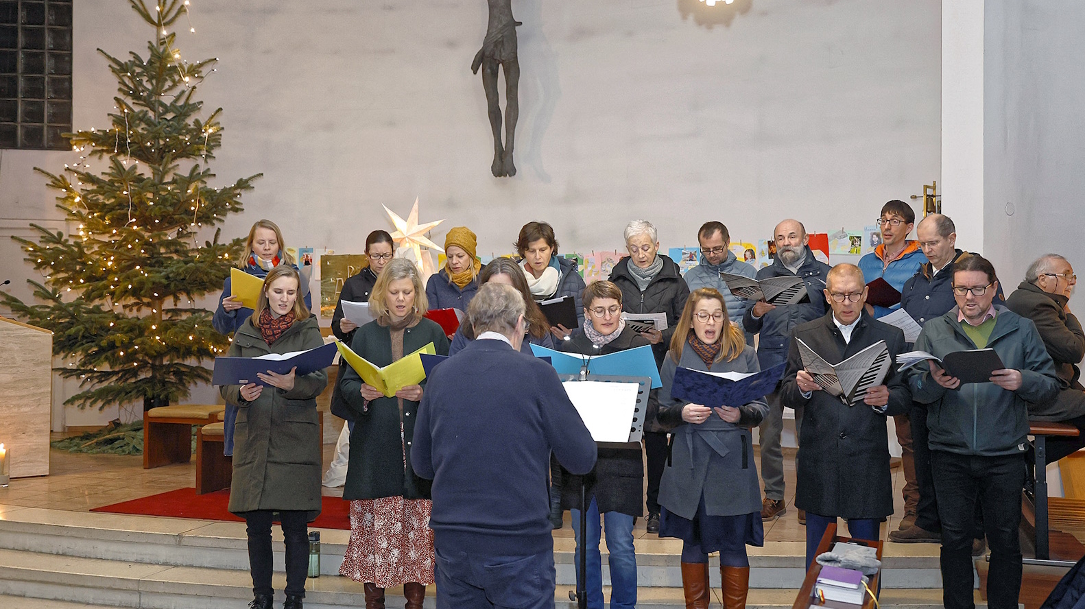 Der Chor der Gemeinde Schönbrunn-Vorpark singt zu Weihnachten in der Christmette