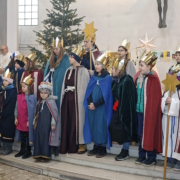 Die Sternsinger/innen von Schönbrunn-Vorpark im Altarraum der Kirche