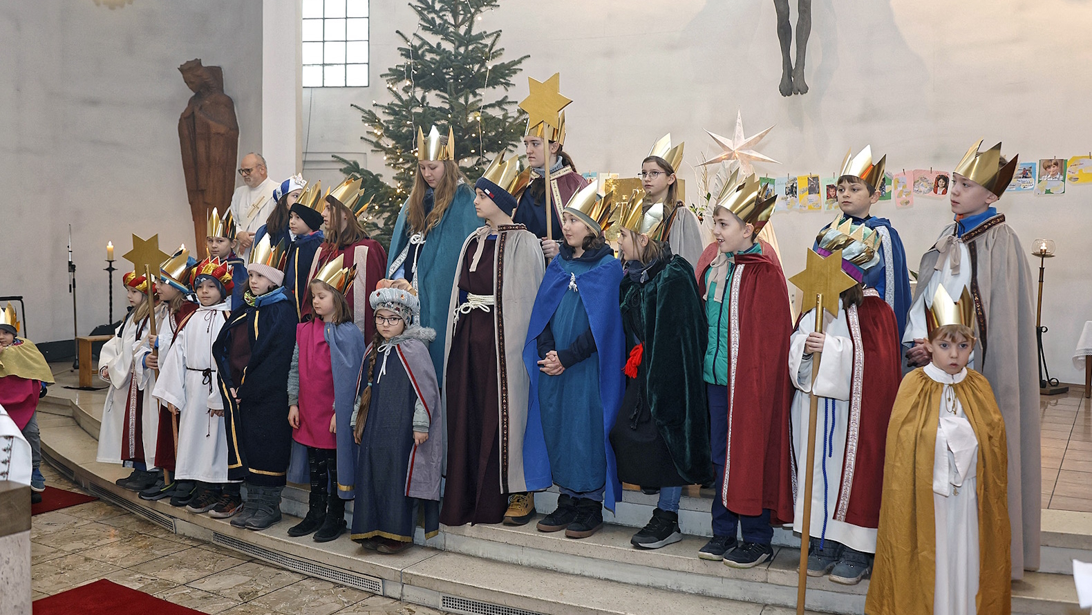 Die Sternsinger/innen von Schönbrunn-Vorpark im Altarraum der Kirche