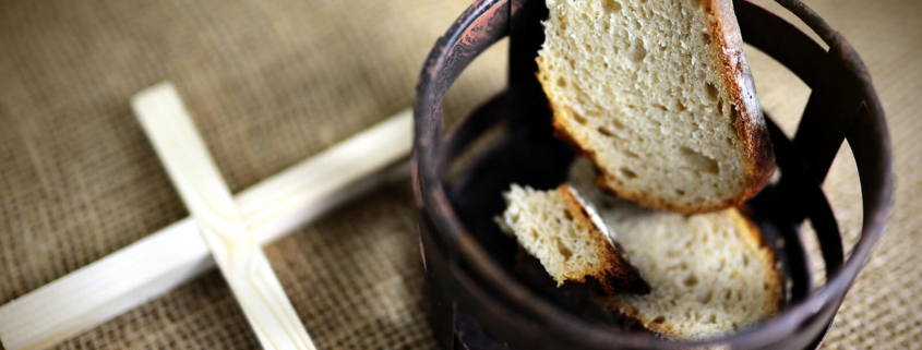 Ein eiserner Brotkorb und ein Holzkreuz