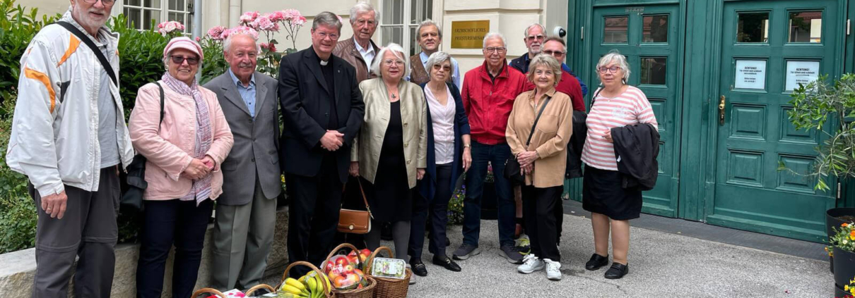 Die Rudolfsheimer Gruppe und Dr. Tatzreiter vor dem Eingang des Priesterseminars