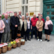 Die Rudolfsheimer Gruppe und Dr. Tatzreiter vor dem Eingang des Priesterseminars