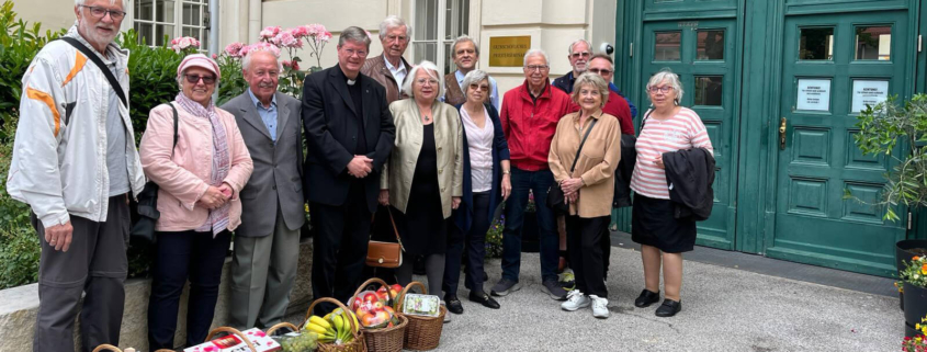 Die Rudolfsheimer Gruppe und Dr. Tatzreiter vor dem Eingang des Priesterseminars