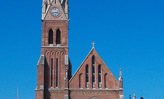 Die Rudolfsheimer Kirche vom Kardinal-Rauscher-Platz aus gesehen