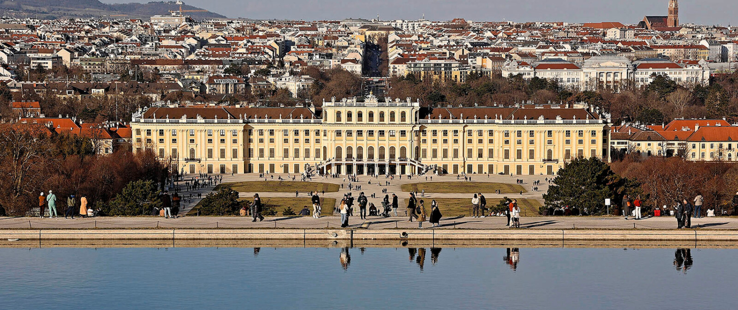 Blick von der Gloriette auf der Schloss Schönbrunn; im Hintergrund die Rudolfsheimer Kirche