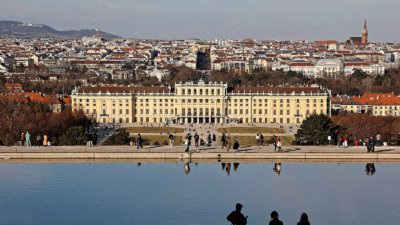 Blick von der Gloriette auf der Schloss Schönbrunn; im Hintergrund die Rudolfsheimer Kirche