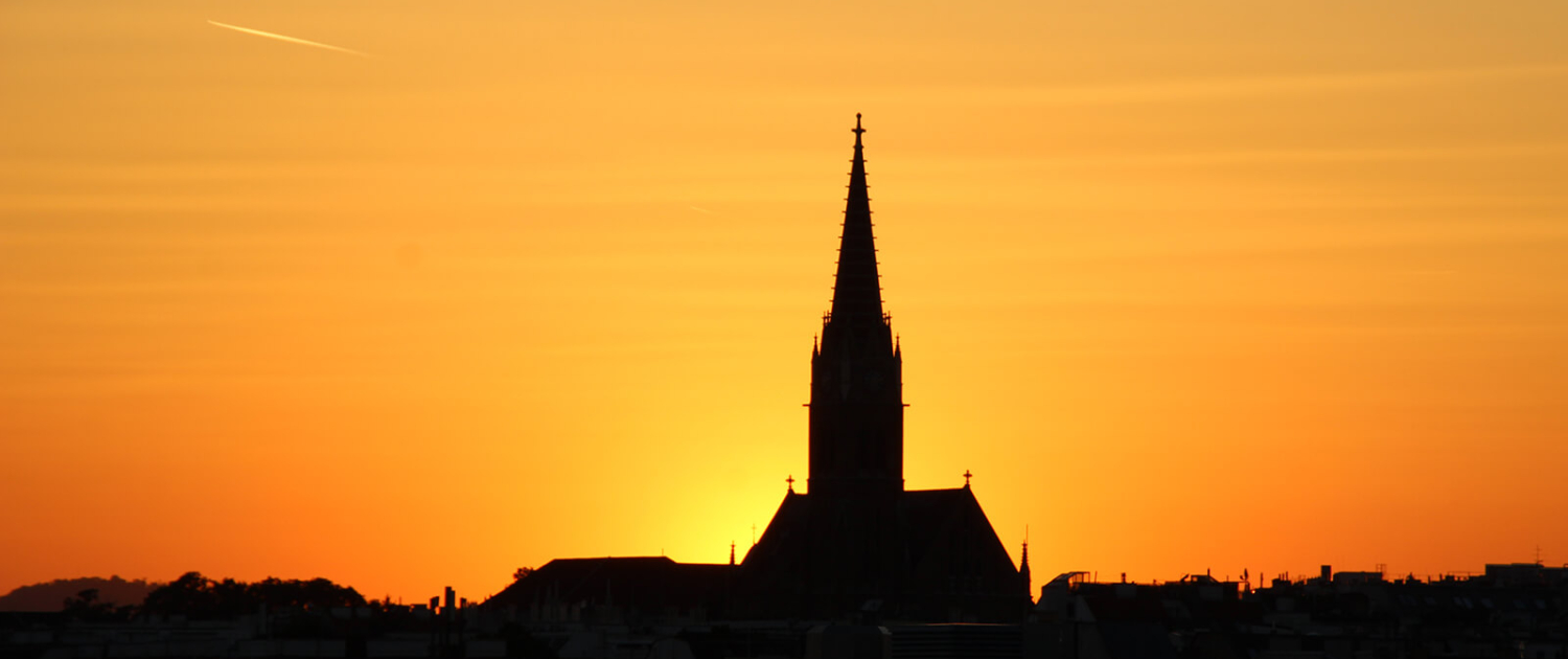 Sonnenuntergang hinter der Rudolfsheimer Kirche