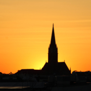 Sonnenuntergang hinter der Rudolfsheimer Kirche