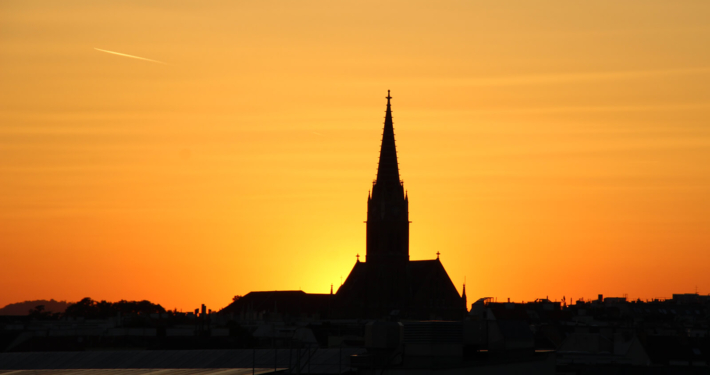 Sonnenuntergang hinter der Rudolfsheimer Kirche