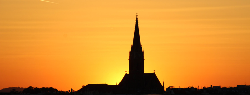 Sonnenuntergang hinter der Rudolfsheimer Kirche