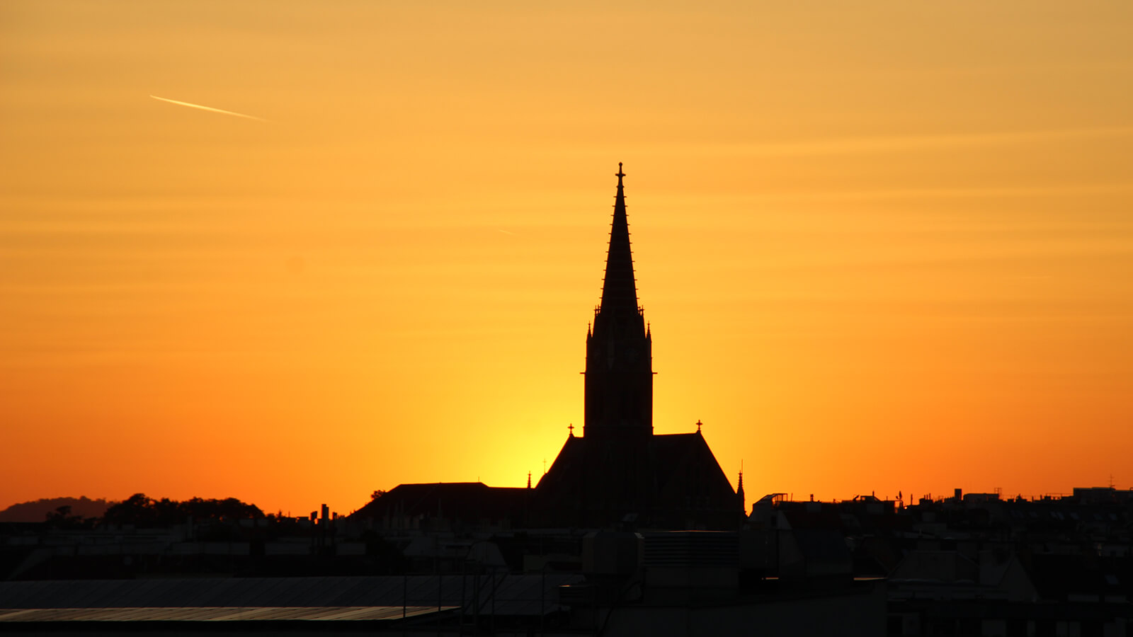 Sonnenuntergang hinter der Rudolfsheimer Kirche