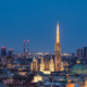 Der Stephansdom mit der Himmelsleiter in der Abenddämmerung