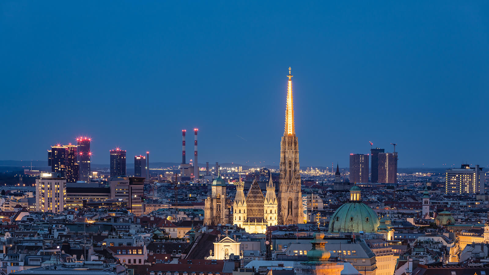 Der Stephansdom mit der Himmelsleiter in der Abenddämmerung