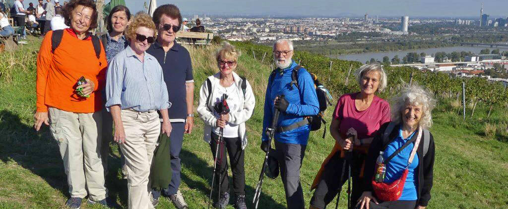 Die Wandergruppe auf einer Wiese oberhalb von Wien