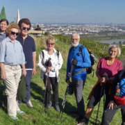 Die Wandergruppe auf einer Wiese oberhalb von Wien