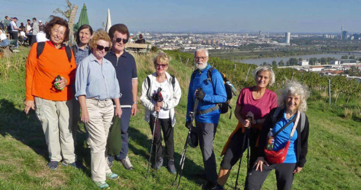 Die Wandergruppe auf einer Wiese oberhalb von Wien