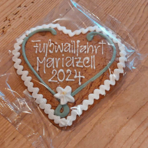 Ein Lebkuchenherz mit der Aufschrift "Fußwallfahrt Mariazell 2024"