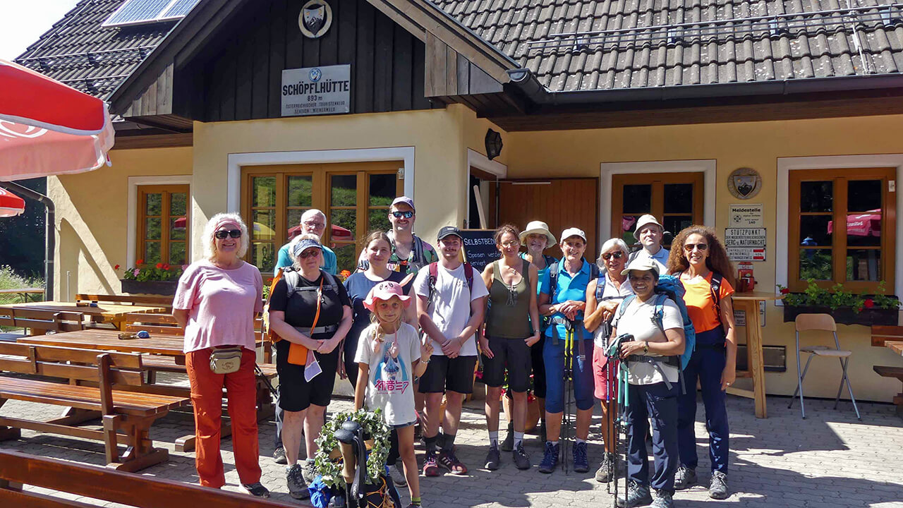 Die Wallfahrergruppe vor der Schöpflhütte