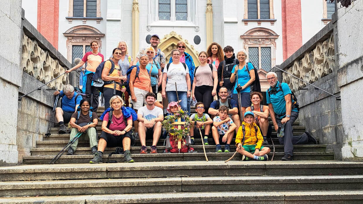 Die Wallfahrergruppe auf den Stufen der Basilika in Mariazell