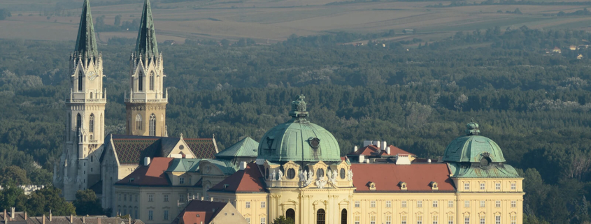 Eine Ansicht des Stifts Klosterneuburg mit Wald im Hintergrund