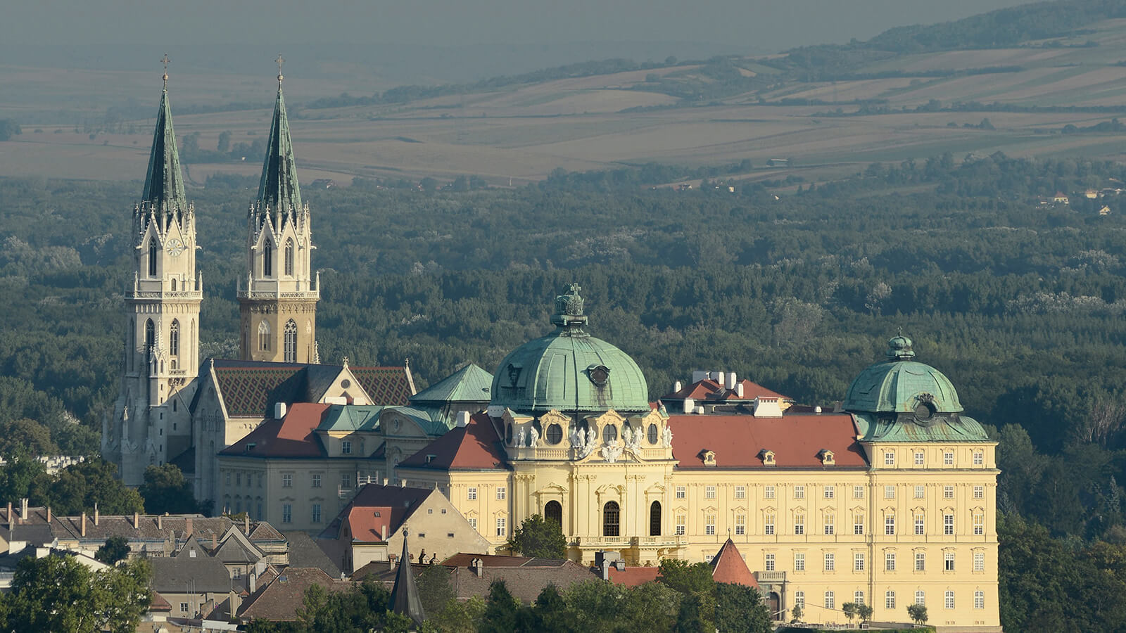 Eine Ansicht des Stifts Klosterneuburg mit Wald im Hintergrund