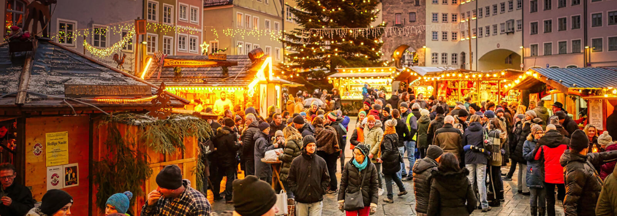 Ein typischer Weihnachtsmarkt mit Menschen