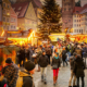 Ein typischer Weihnachtsmarkt mit Menschen