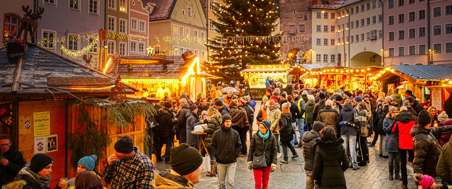 Ein typischer Weihnachtsmarkt mit Menschen