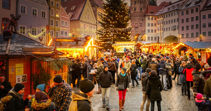 Ein typischer Weihnachtsmarkt mit Menschen