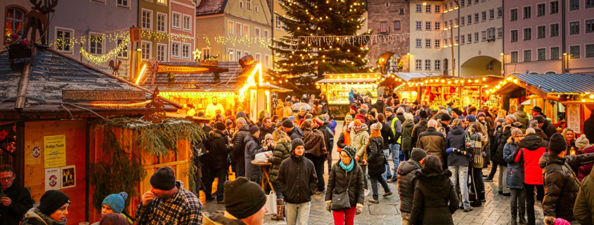 Ein typischer Weihnachtsmarkt mit Menschen