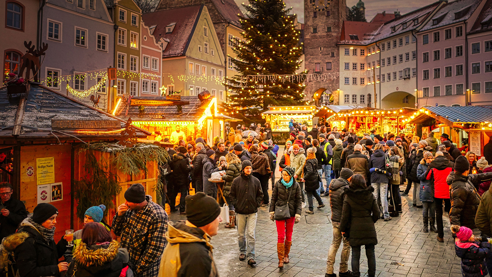 Ein typischer Weihnachtsmarkt mit Menschen