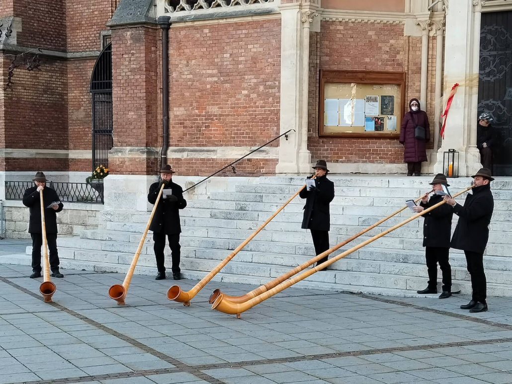 5 Alphornbläser vor dem Portal der Rudolfsheimer Kirche