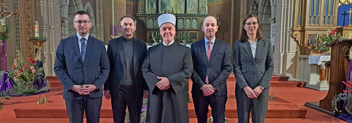 Der Großmufti mit Pfarrer Martin und weiteren Personen in der Rudolfsheimer Kirche