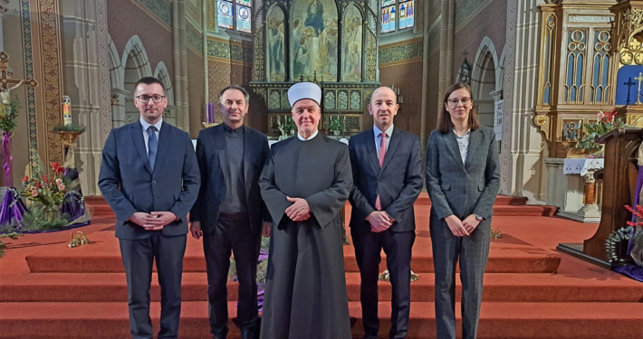 Der Großmufti mit Pfarrer Martin und weiteren Personen in der Rudolfsheimer Kirche