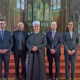 Der Großmufti mit Pfarrer Martin und weiteren Personen in der Rudolfsheimer Kirche